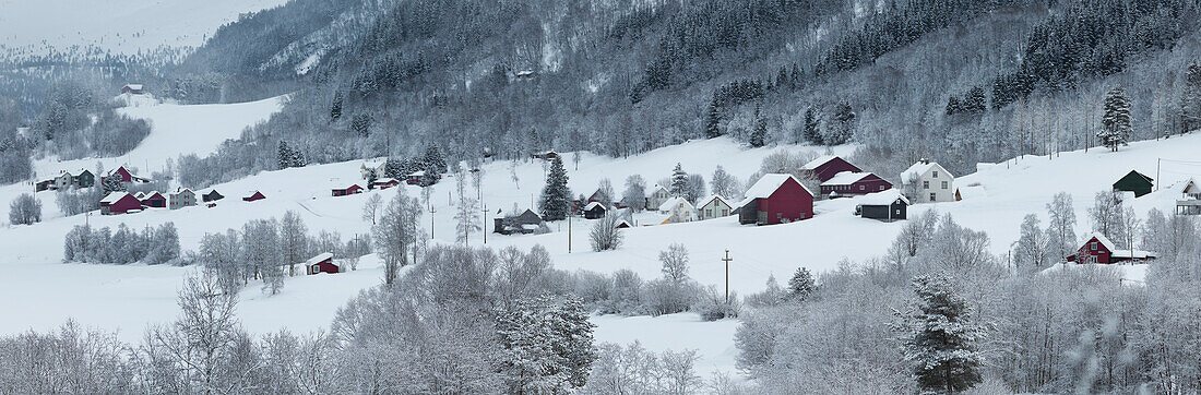 Bauernhöfe bei Oppheim, Hordaland, Norwegen