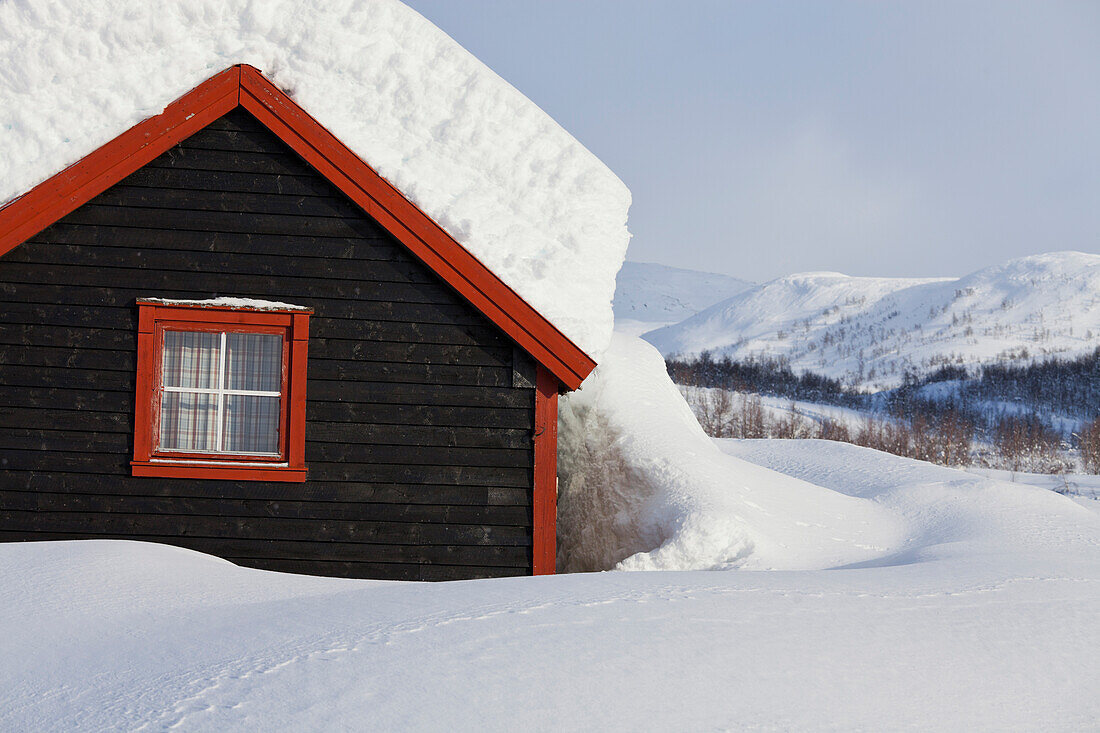 verschneite Hütte in Winterlandschaft, Kvanndalen, Hordaland, Norwegen