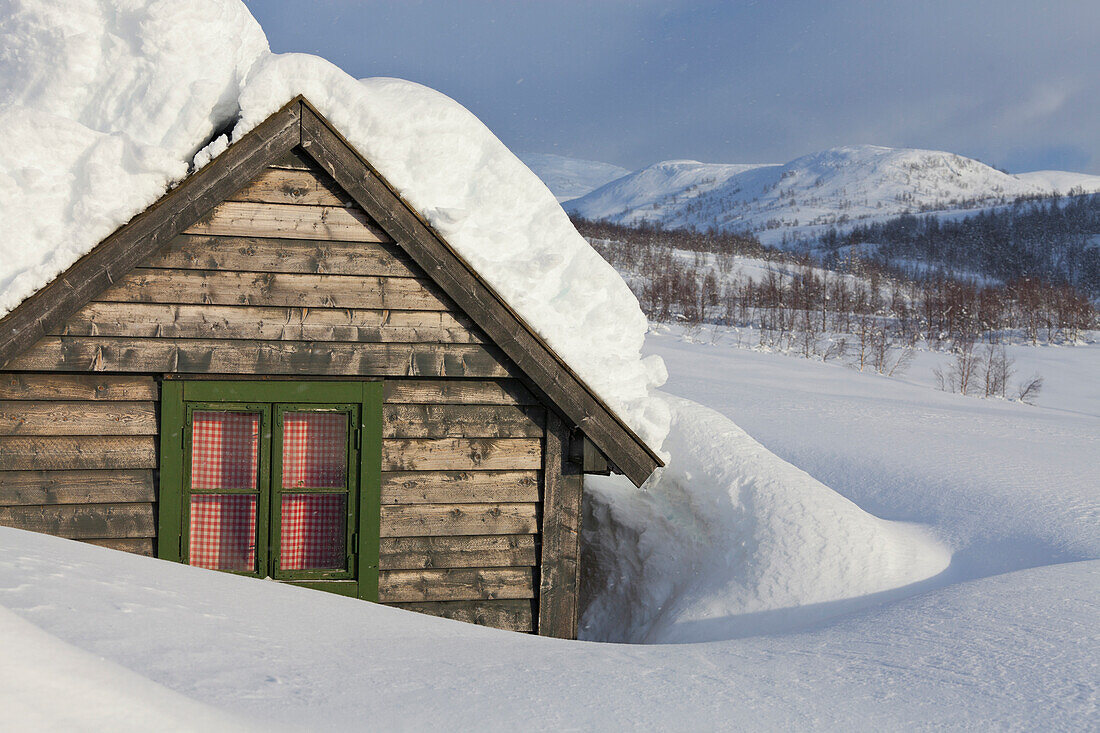 Verschneite Hütte in Winterlandschaft, Kvanndalen, Hordaland, Norwegen