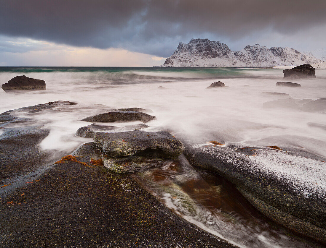 Küste bei Utakleiv, Vestvagoya, Lofoten, Nordland, Norwegen