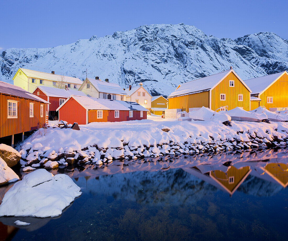 Häuser in Nusfjord, Abends, Flakstadoya, Lofoten, Nordland, Norwegen