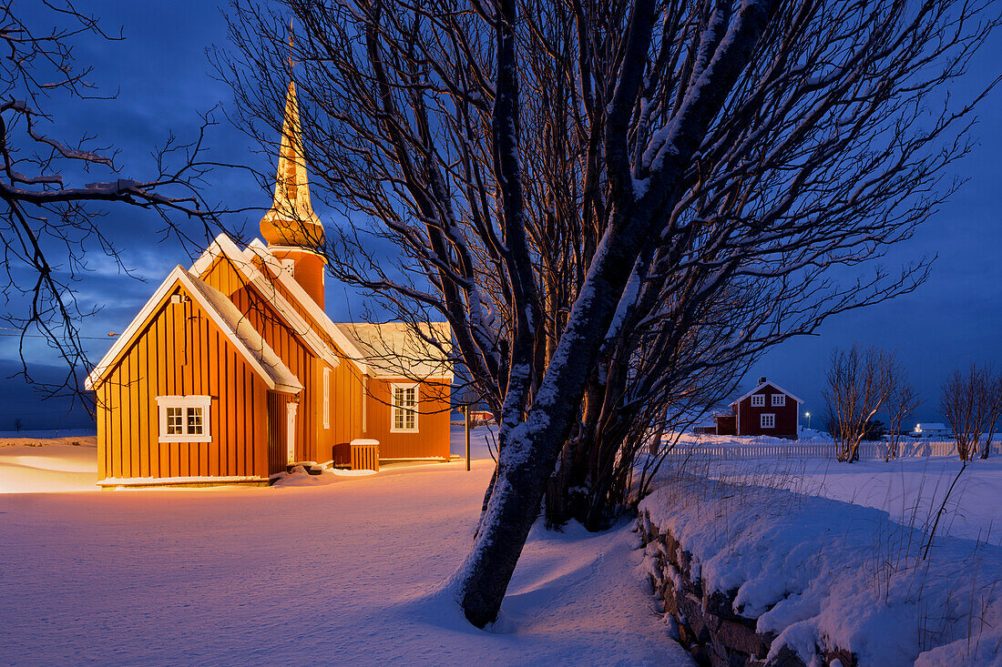 Flakstad Kirche im Abendlicht, Flakstadoya, Lofoten, Nordland, Norwegen