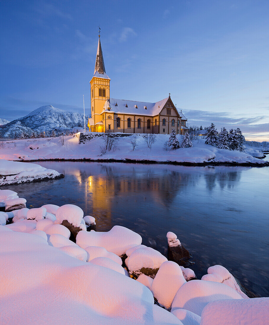 Kirche in Vagan in der Dämmerung, Ausvagoya, Lofoten, Nordland, Norwegen