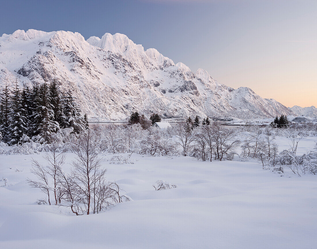 verschneite Landschaft bei Vestpollen, Berg Rulten, Austnesfjorden, Austvagoya, Lofoten, Nordland, Norwegen
