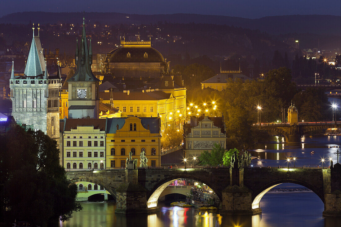 Blick über die Altstadt von Prag, Karlsbrücke, Moldau, Tschechien
