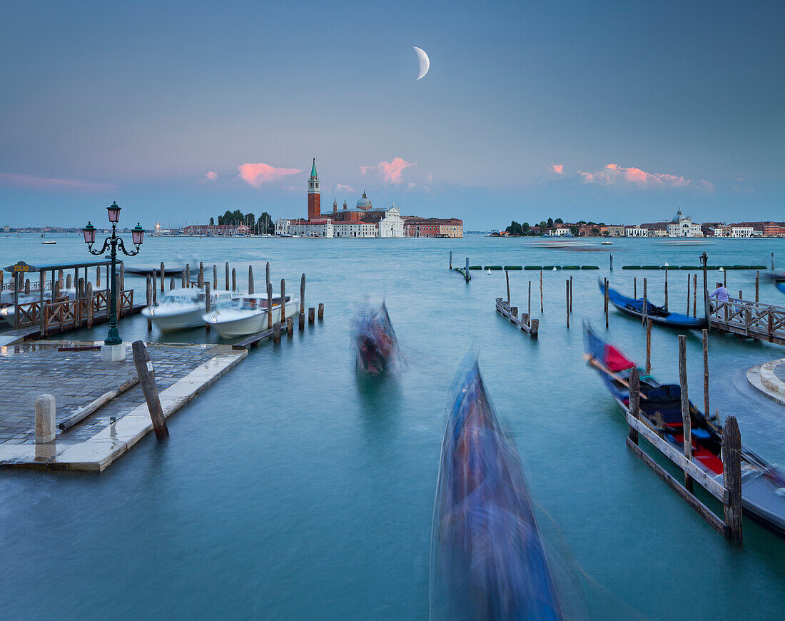 San Giorgio Maggiore von Riva degli Schiavoni, Gondeln, San Marco, Venedig, Italien