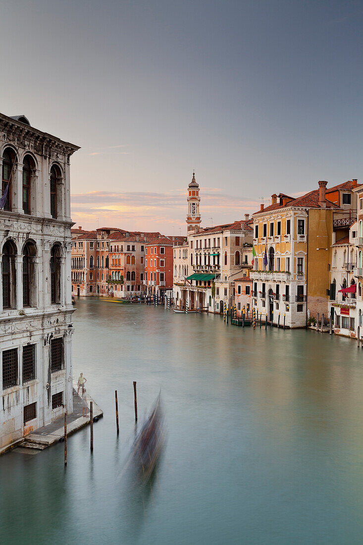Blick von der Rialtobrücke auf den Canal Grande, Kirche Santi Apostoli, Venedig, Italien