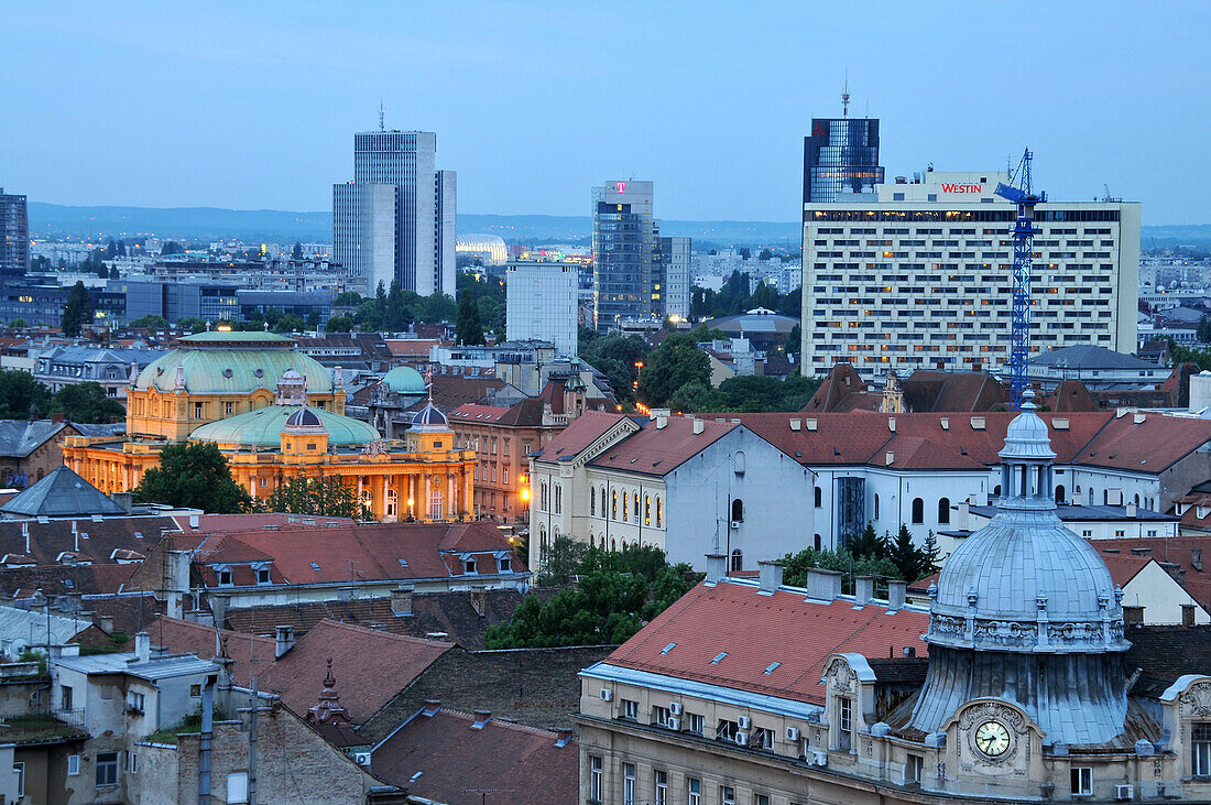 Blick von der Oberstadt auf die Unterstadt mit National Theater, Zagreb, Kroatien