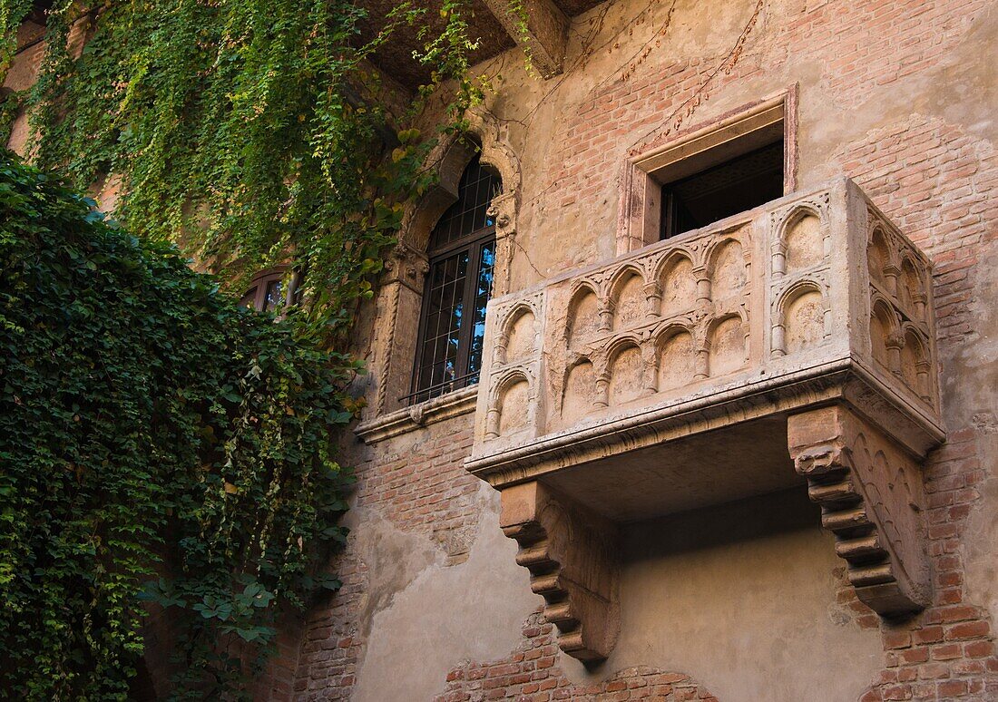 Juliet´s balcony in Verona draws hordes of tourists