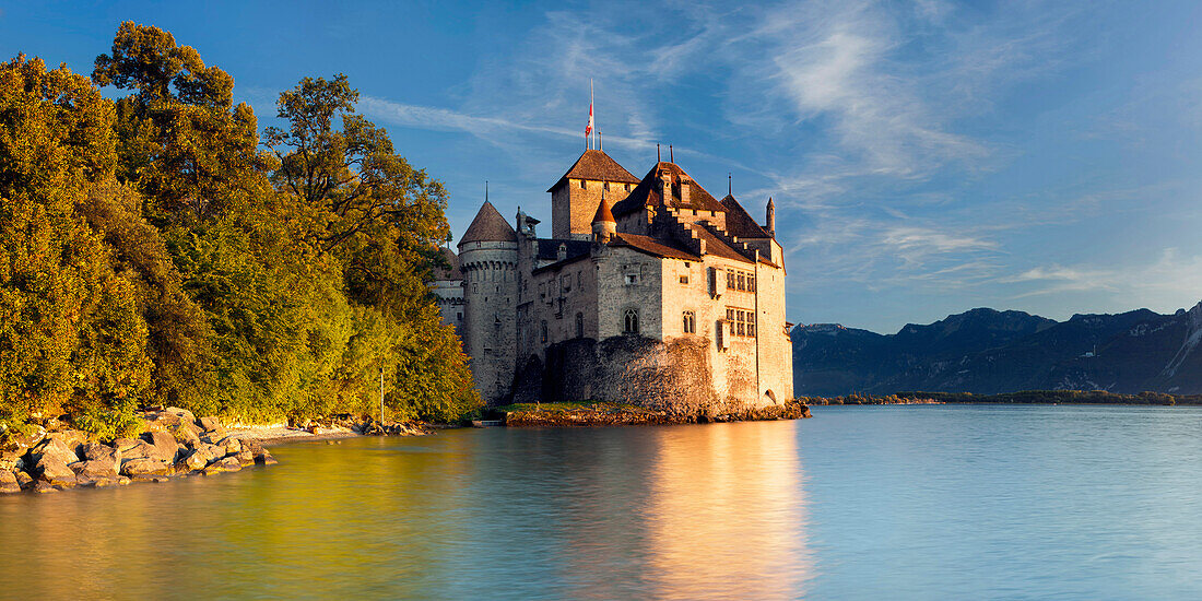 Mächtig thront die Festung Chillon am Ufer des Genfer Sees, Montreux, Kanton Waadt, Schweiz