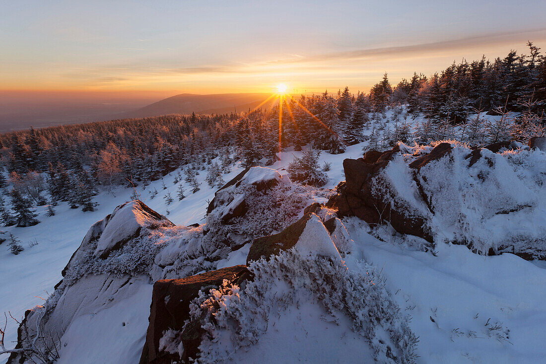 Frostiger Sonnenuntergang mit Blick vom Pramenác über das tiefverschneite Erzgebirge, Ústecký kraj, Tschechische Republik