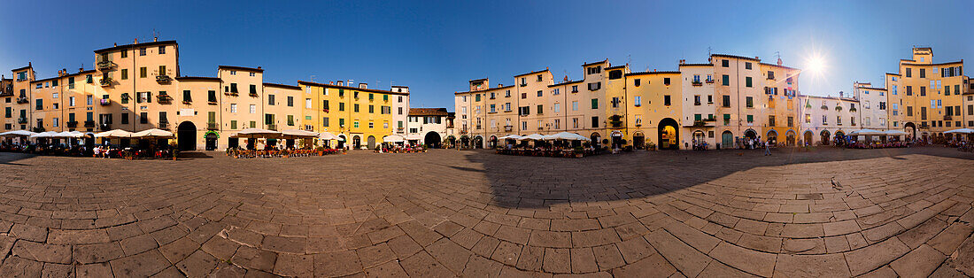 360° Panorama vom elliptischen Piazza dell'Anfiteatro in Lucca an einem sonnigen Nachmittag, Toskana, Italien