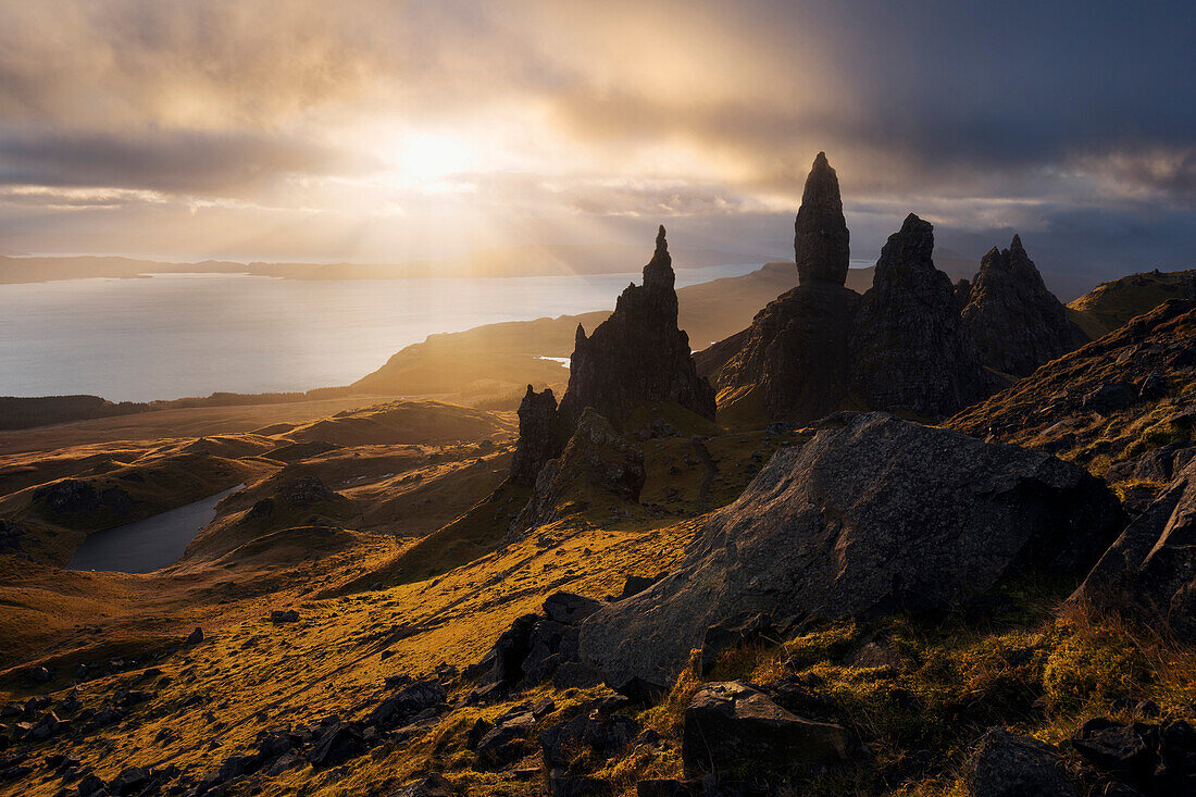 Spektakuläres Licht über der bekannten Felsformation Old Man of Storr am nördlichen Ende der Isle of Skye, Schottland, Großbritannien