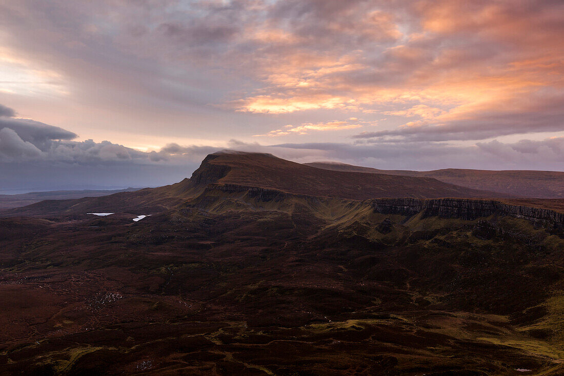 Sonnenaufgang über den Felsen der Trotternish Halbinsel am nördlichen Ende der Isle of Skye, Schottland, Großbritannien