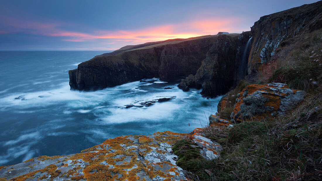 Letztes Abendrot über den spektakulären Felsen von Whaligoe in den Nordost Highlands, Schottland, Großbritannien