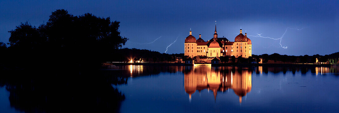 Heftiges Gewitter über dem barocken Schloss Moritzburg nahe Dresden, Sachsen, Deutschland