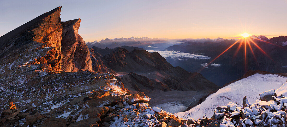 Morgen am Gipfel des Üsseren Barrhorns und erste Sonnenstrahlen über dem Rhonetal und den westlichen Alpen, Wallis, Schweiz