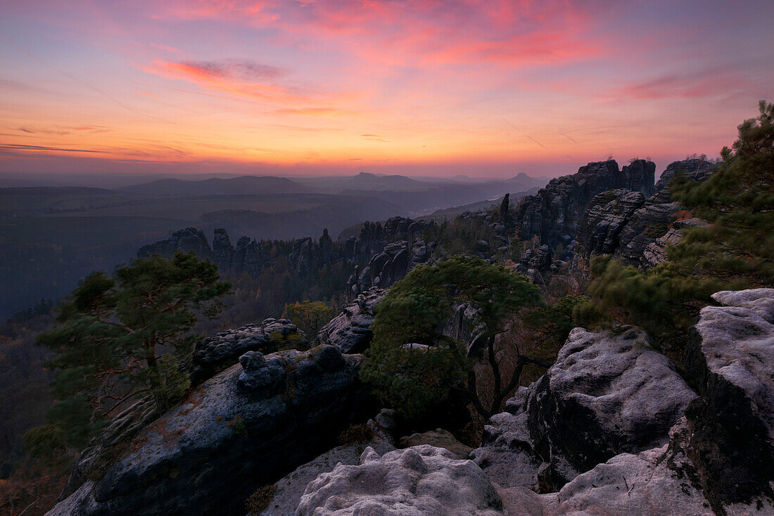 Sonnenuntergang über den unzähligen Spitzen der Schrammsteine mit Blick zur Elbe, Gorisch, Papststein und dem Lilienstein im Spätherbst, Sächsische Schweiz, Sachsen, Deutschland