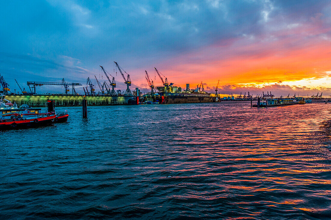 Sunset at Hamburger harbour and the shipyard Blohm+Voss, Hamburg, Germany