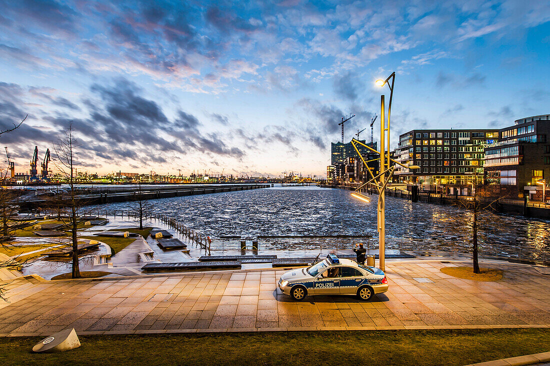 Sonnenuntergang an den Marco-Polo-Terrassen in der Hafencity Hamburg, Deutschland