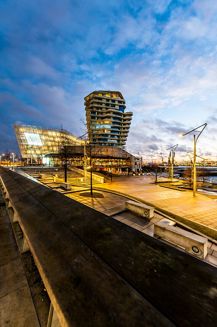 Sonnenuntergang an den Marco-Polo-Terrassen und dem Marco-Polo-Tower in der Hafencity Hamburg, Deutschland