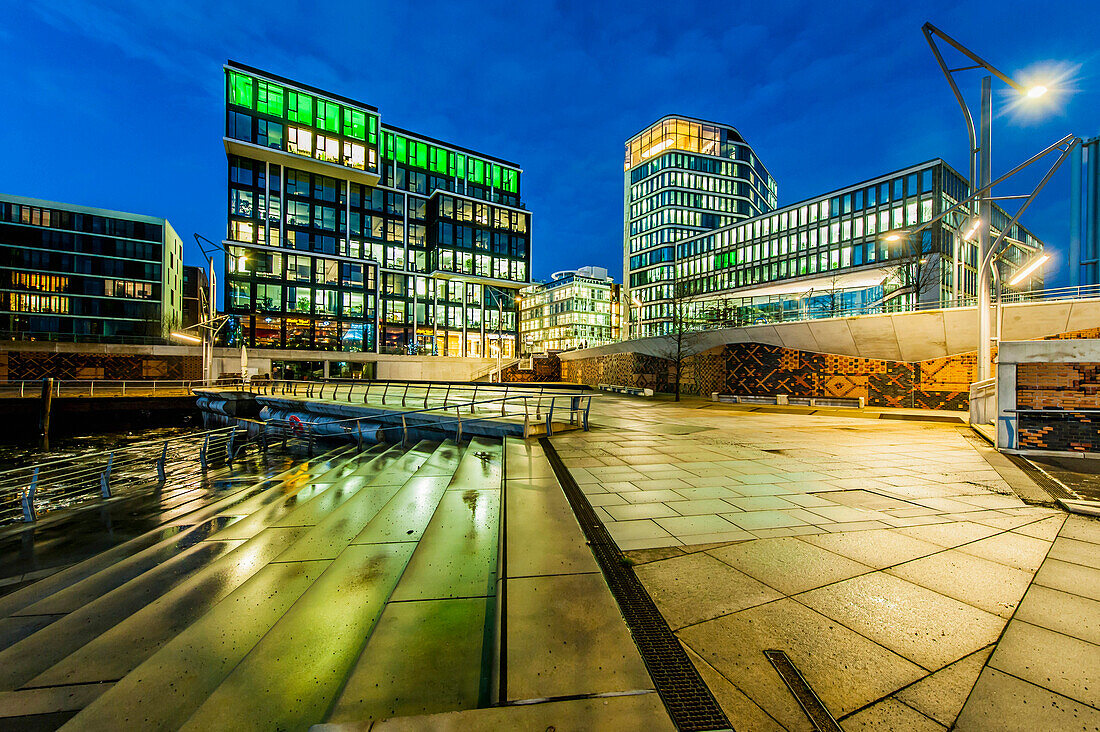 Sonnenuntergang an den Marco-Polo-Terrassen in der Hafencity Hamburg, Deutschland