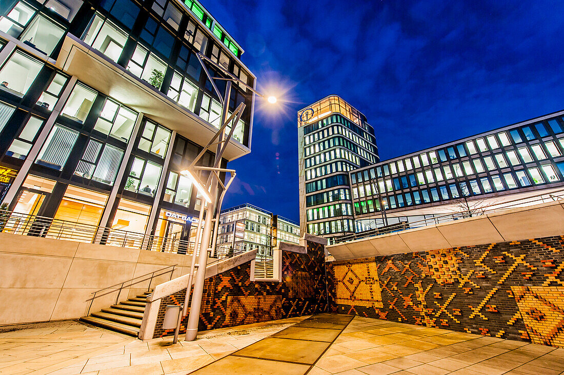 Sonnenuntergang an den Marco-Polo-Terrassen in der Hafencity Hamburg, Deutschland