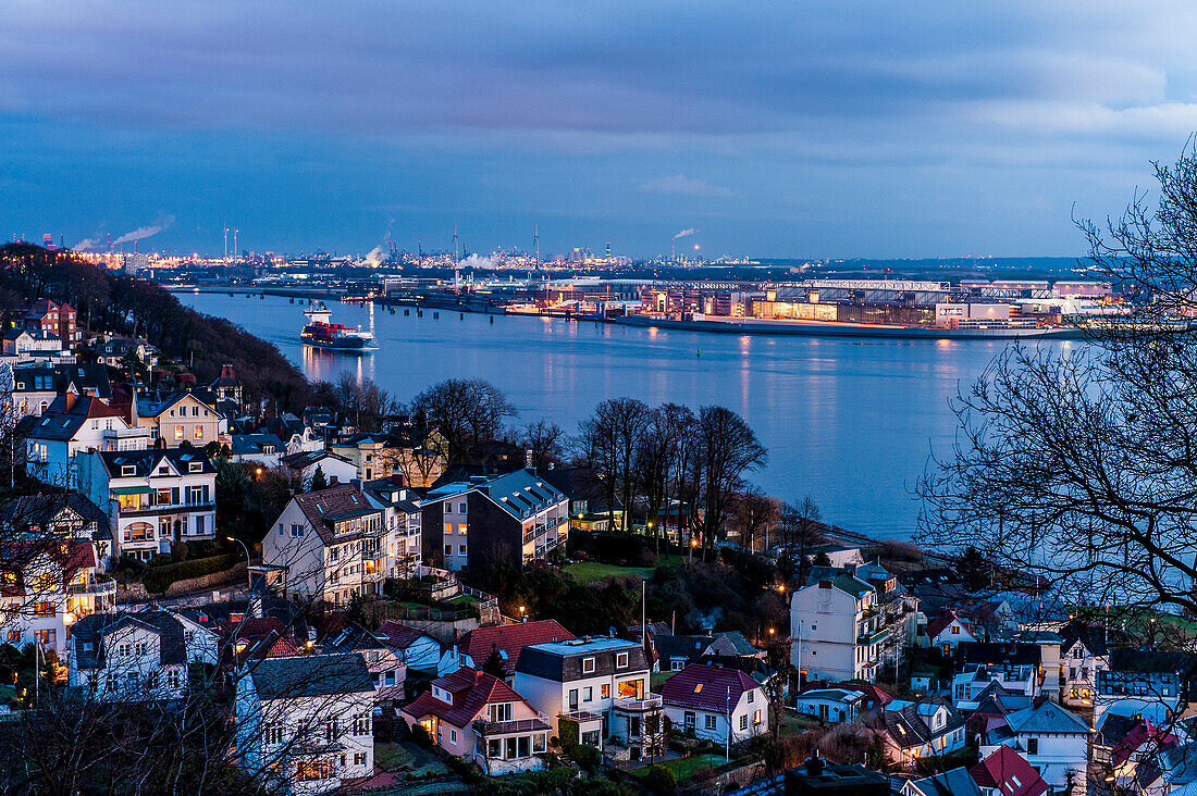 Dämmerung über dem Blankeneser Treppenviertel mit Elbe und Airbus auf der anderen Seite der Elbe, Blick vom Süllberg in Hamburg Blankenese, Hamburg, Deutschland