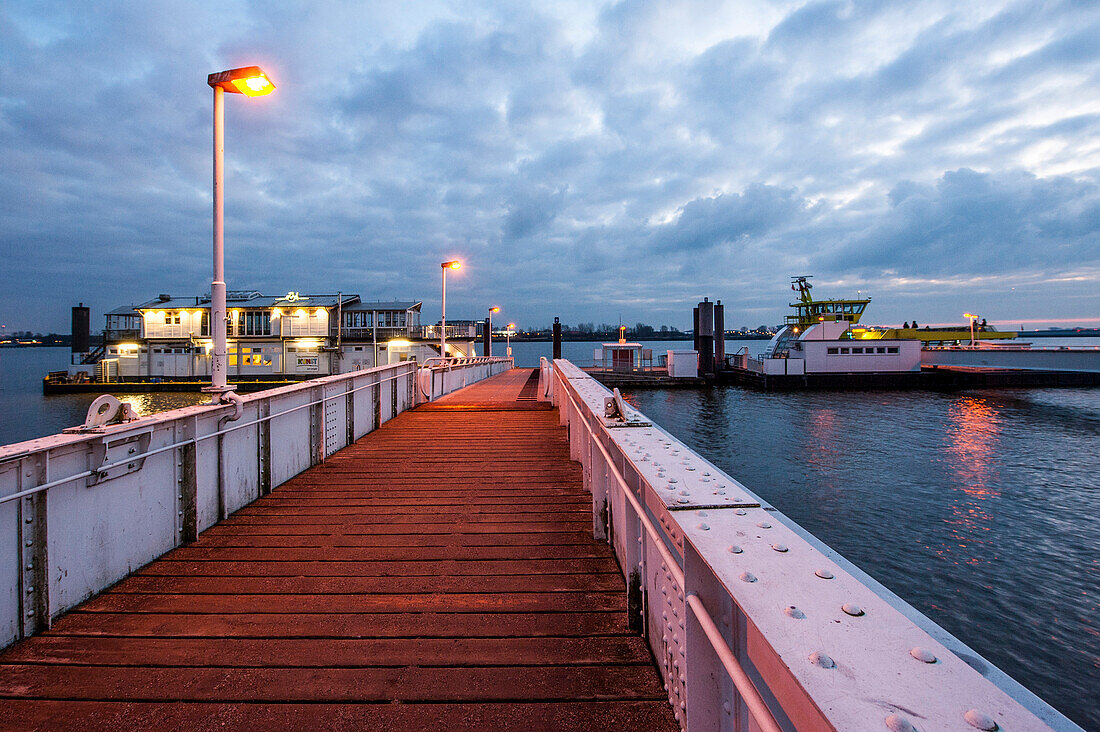 Ship landing stage Teufelsbrueck with Restaurant cafe Engel, Elbe in Hamburg-Nienstedten, Hamburg, Germany