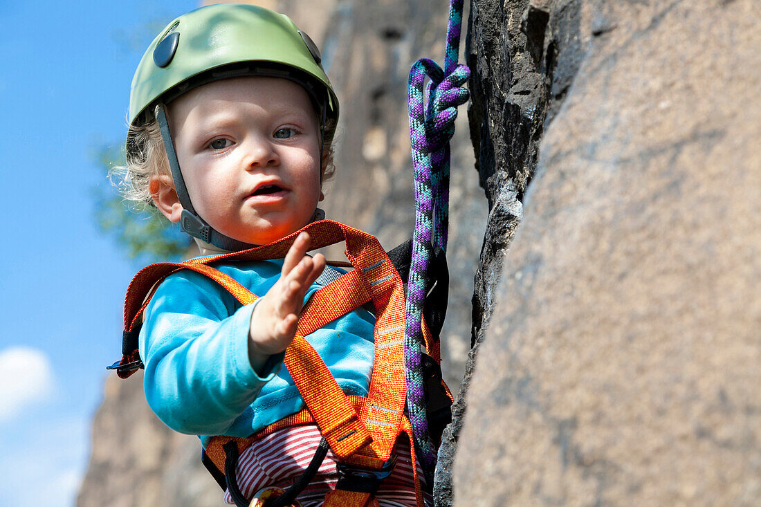 Junge (2 Jahre) beim Klettern in einem Steinbruch, Leipzig, Sachsen, Deutschland