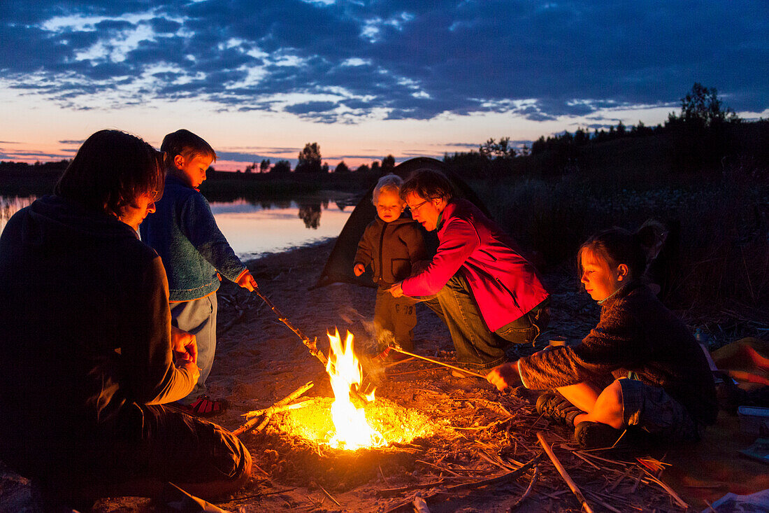 Familie am Lagerfeuer, Werbeliner See, Sachsen, Deuschland