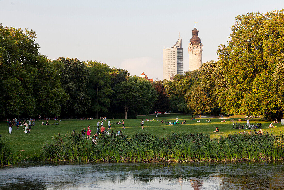 Blick über Johannapark auf Rathausturm und City-Hochhaus, Leipzig, Sachsen, Deutschland