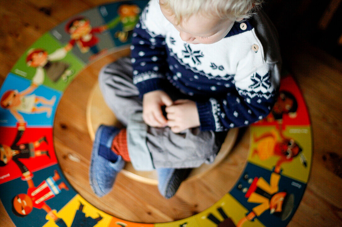 Junge (2 Jahre) puzzelt auf einem Tisch, Hinterjetzbachtal, bei Maria Alm, Pinzgau, Salzburger Land, Österreich