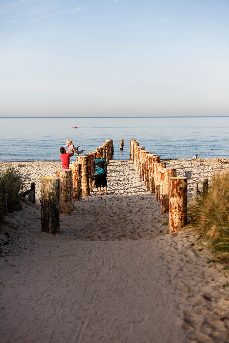 Familie am Ostseestrand bei Rerik, Mecklenburg-Vorpommern, Deutschland