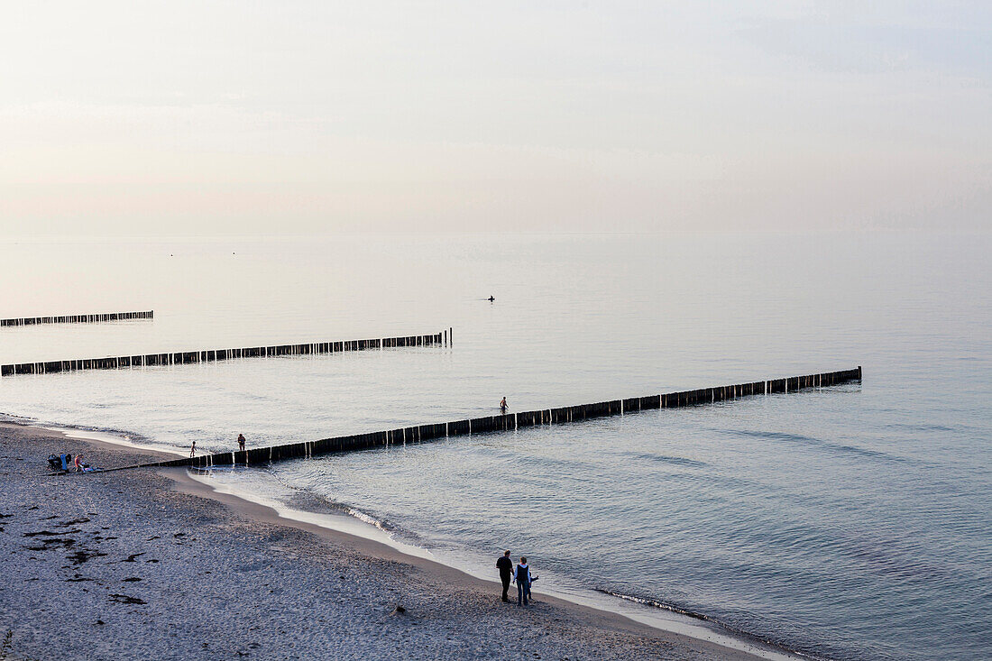 Buhnen am Strand von Nienhagen, Mecklenburg-Vorpommern, Deutschland