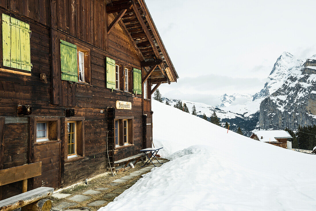 Blockhütten und Bergpanorama, Gimmeln, Mürren, Berner Oberland, Kanton Bern, Schweiz