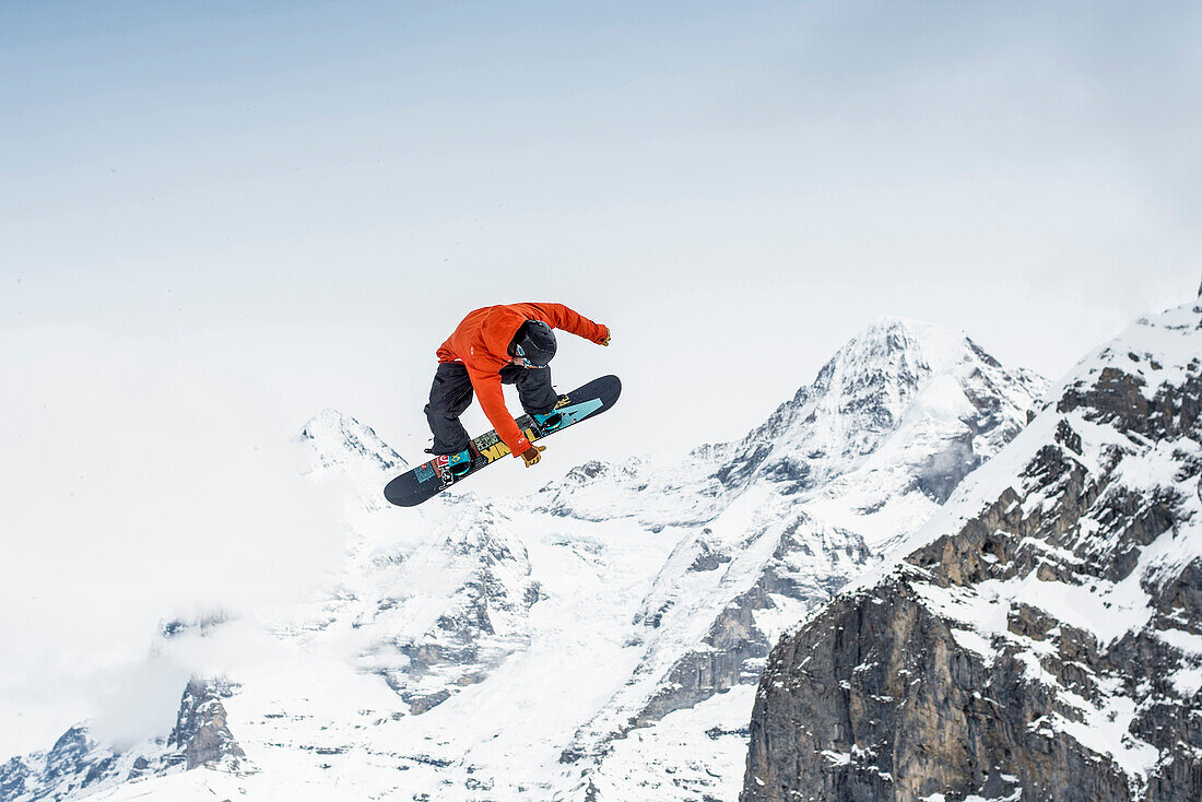 Freestyle Skifahrer bei einem Sprung, whitestyle open, freestyle competition, im Hintergrund der Eiger und der Mönch, Mürren, Berner Oberland, Kanton Bern, Schweiz