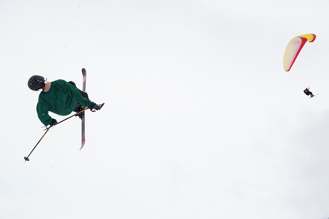 Freestyle Skifahrer bei einem Sprung, whitestyle open, freestyle competition, Mürren, Berner Oberland, Kanton Bern, Schweiz