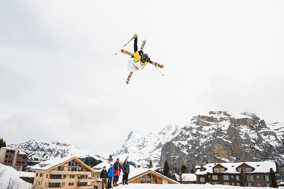 Freestyle Skifahrer bei einem Sprung, whitestyle open, freestyle competition, Mürren, Berner Oberland, Kanton Bern, Schweiz