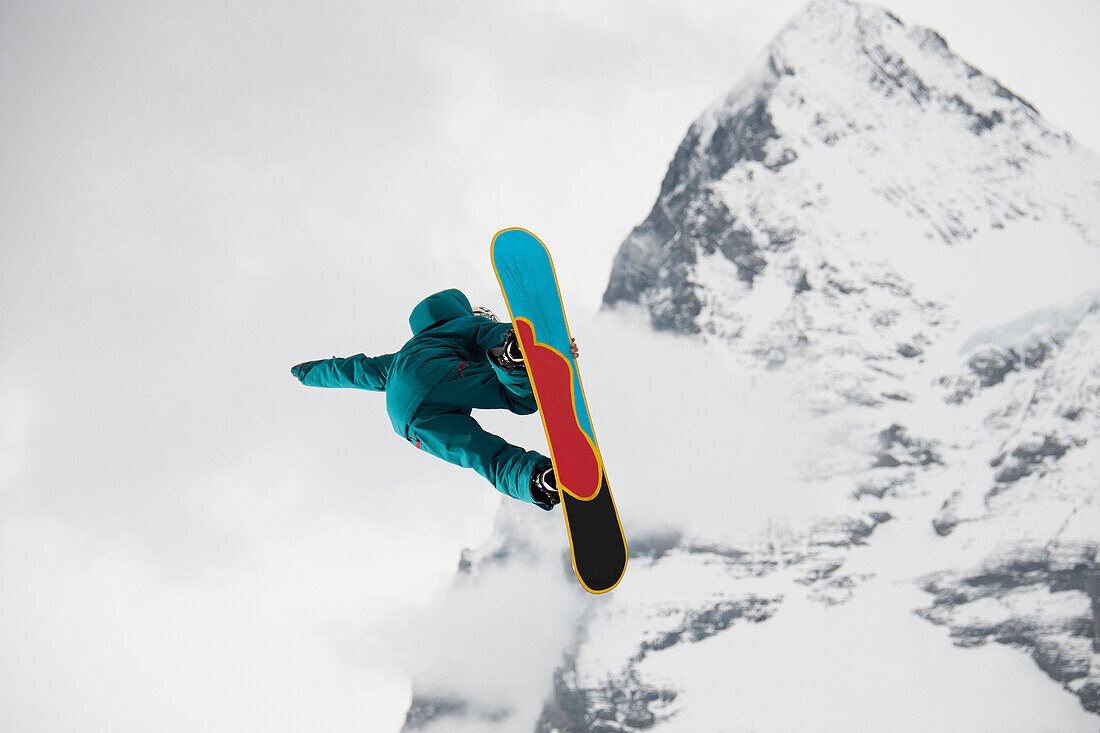 Freestyle Skifahrer bei einem Sprung, whitestyle open, freestyle competition, im Hintergrund der Eiger, Mürren, Berner Oberland, Kanton Bern, Schweiz