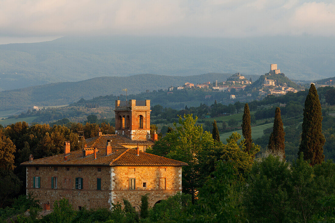 Blick nach Radicofani mit Turm, Landhaus und Zypressen, bei San Quirico d´Orcia, Val d'Orcia, UNESCO Weltkulturerbe, Provinz Siena, Toskana, Italien, Europa