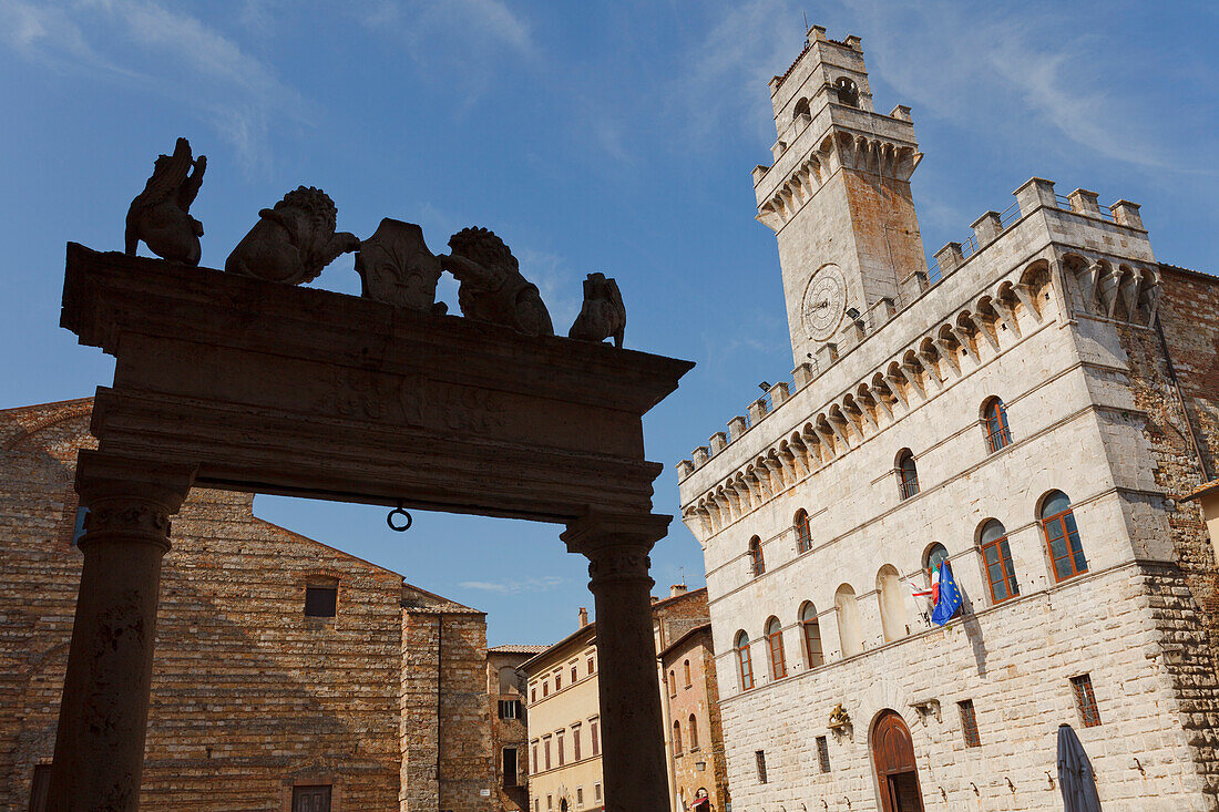 Piazza Grande Platz mit Palazzo Comunale Rathaus und Brunnen des Palazzo Tarugi, Montepulciano, Val d'Orcia, UNESCO Weltkulturerbe, Provinz Siena, Toskana, Italien, Europa