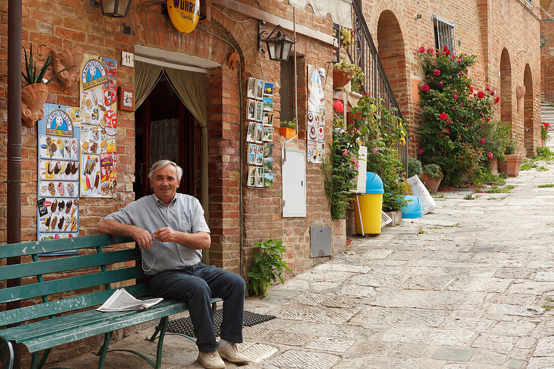 Gastwirt vor seinem Dorfkneipe, Bar, in Dorf Chiusure, Val d'Orcia, UNESCO Weltkulturerbe, Provinz Siena, Toskana, Italien, Europa