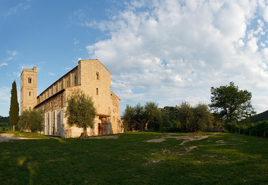 Abbazia di Sant Antimo, Kloster, San Antimo, 12.Jhd., Romanische Architektur, bei Montalcino, Provinz Siena, Toskana, Italien, Europa