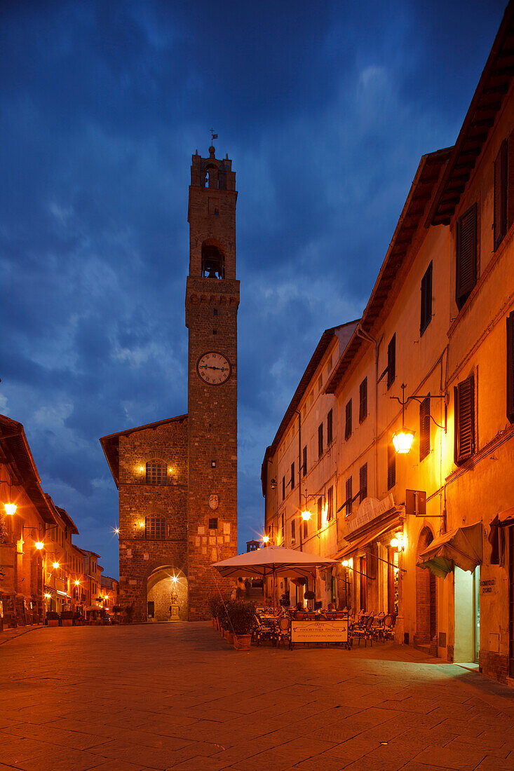 Palazzo Comunale, Rathaus und Turm auf dem Piazza del Populo Platz, Montalcino, Provinz Siena, Toskana, Italien, Europa