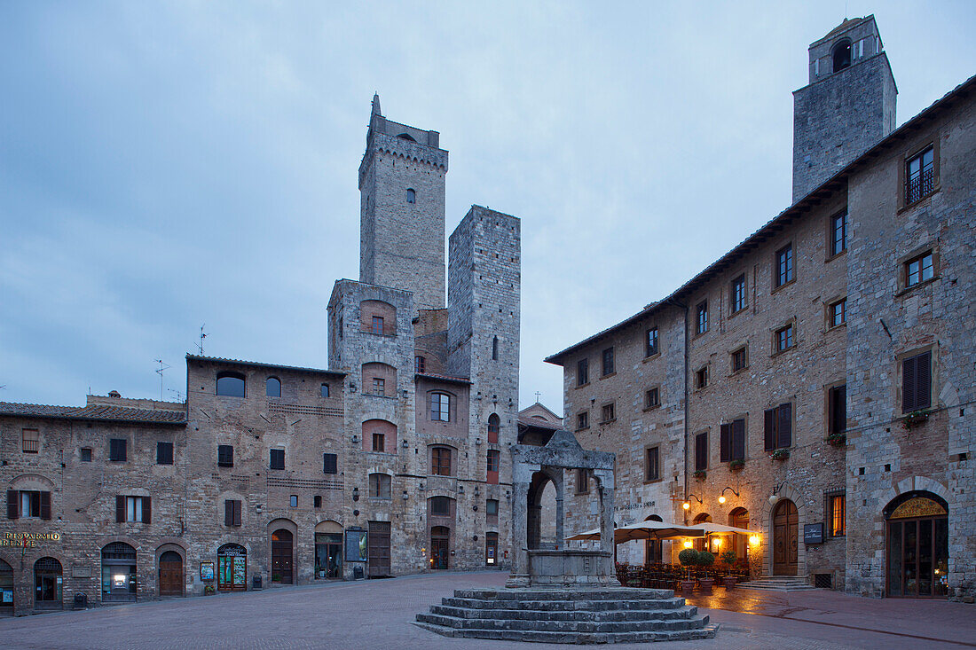 Towers and fountain on Piazza della Cisterna square, San Gimignano, hill town, UNESCO World Heritage Site, province of Siena, Tuscany, Italy, Europe