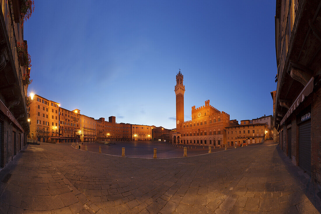 Piazza del Campo, Il Campo square with Torre del Mangia bell tower and Palazzo Pubblico townhall at night, Siena, UNESCO World Heritage Site, Tuscany, Italy, Europe