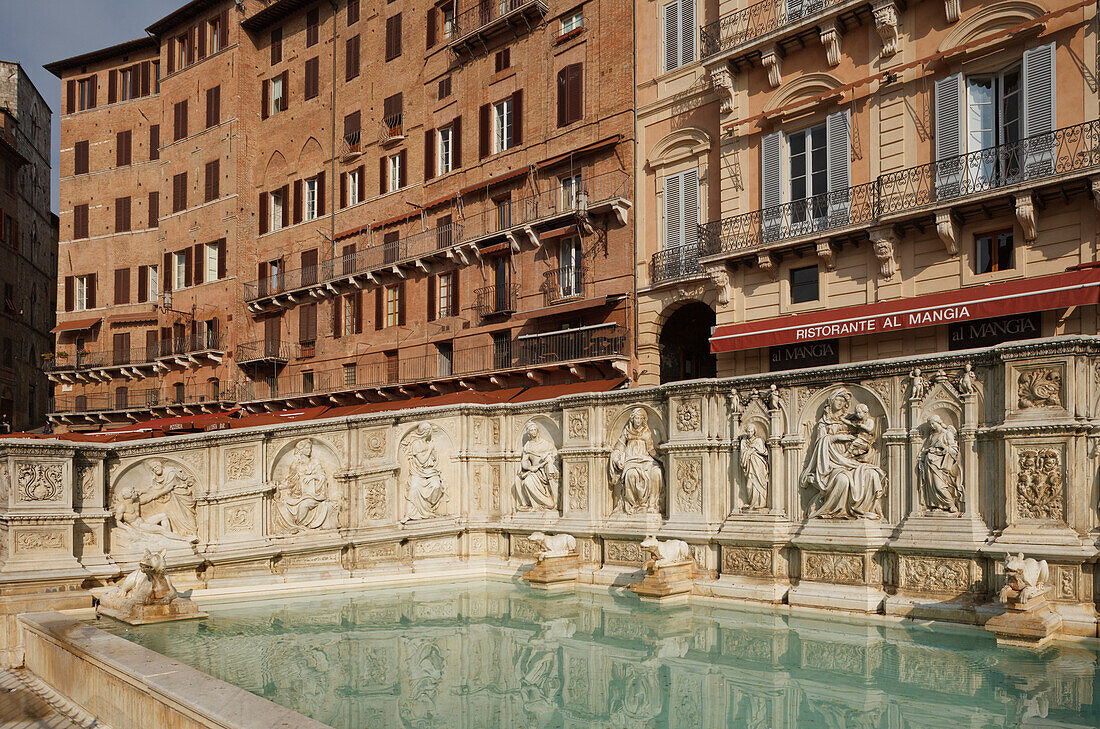 Fonte Gaia, dt. fröhliche Quelle, Brunnen, Piazza del Campo, Il Campo, Platz, Siena, UNESCO Weltkulturerbe, Toskana, Italien, Europa