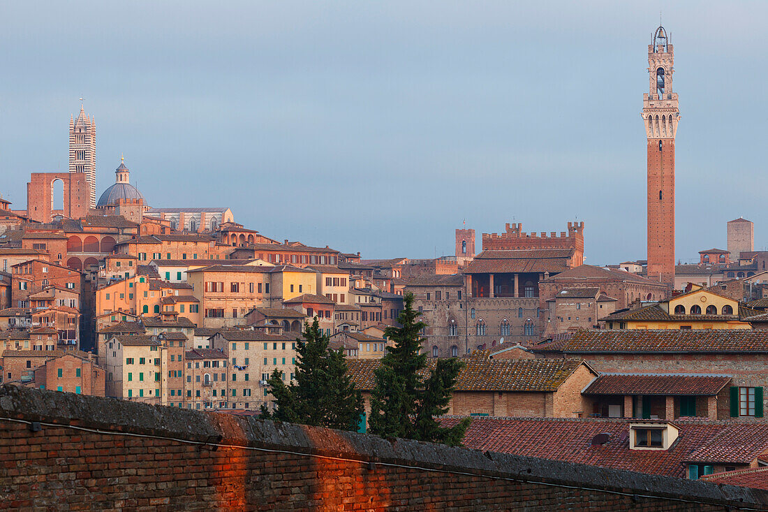 Cityscape with Torre del Mangia bell tower of the town hall and Duomo Santa Maria cathedral, Siena, UNESCO World Heritage Site, Tuscany, Italy, Europe