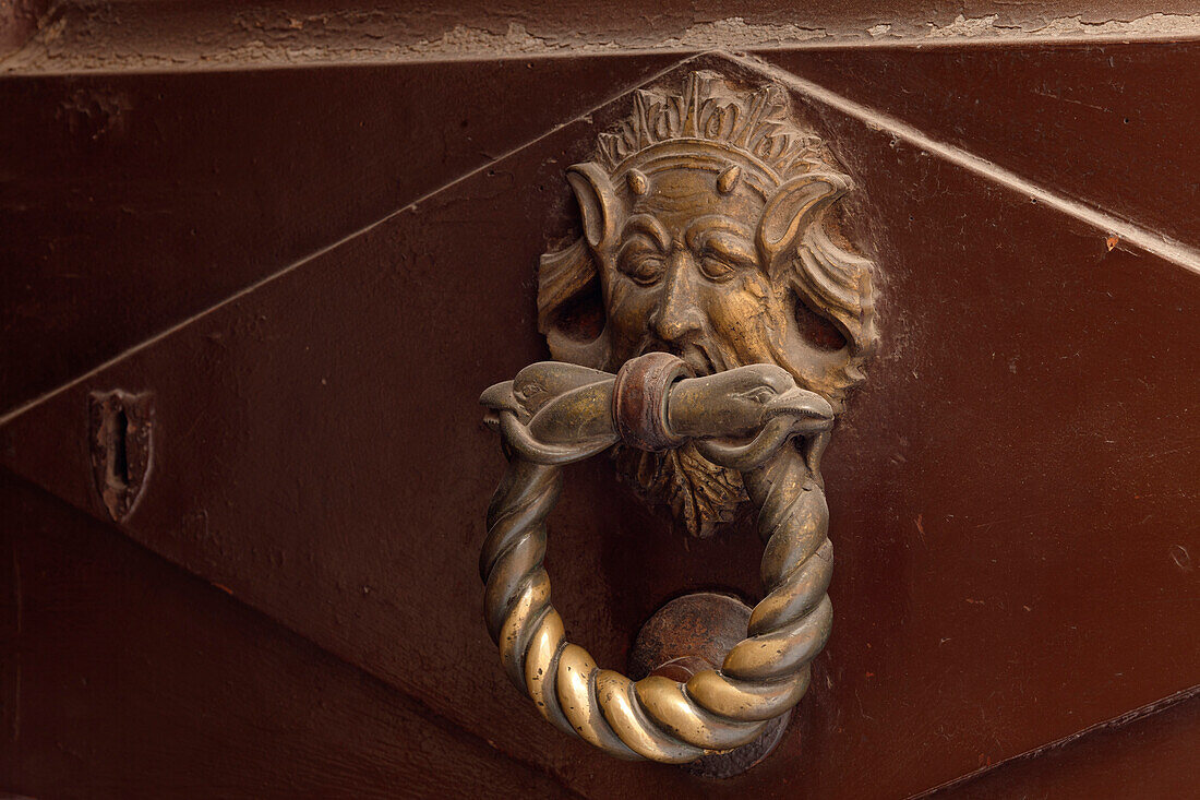 Türklopfer an einer Tür, Siena, UNESCO Weltkulturerbe, Toskana, Italien, Europa